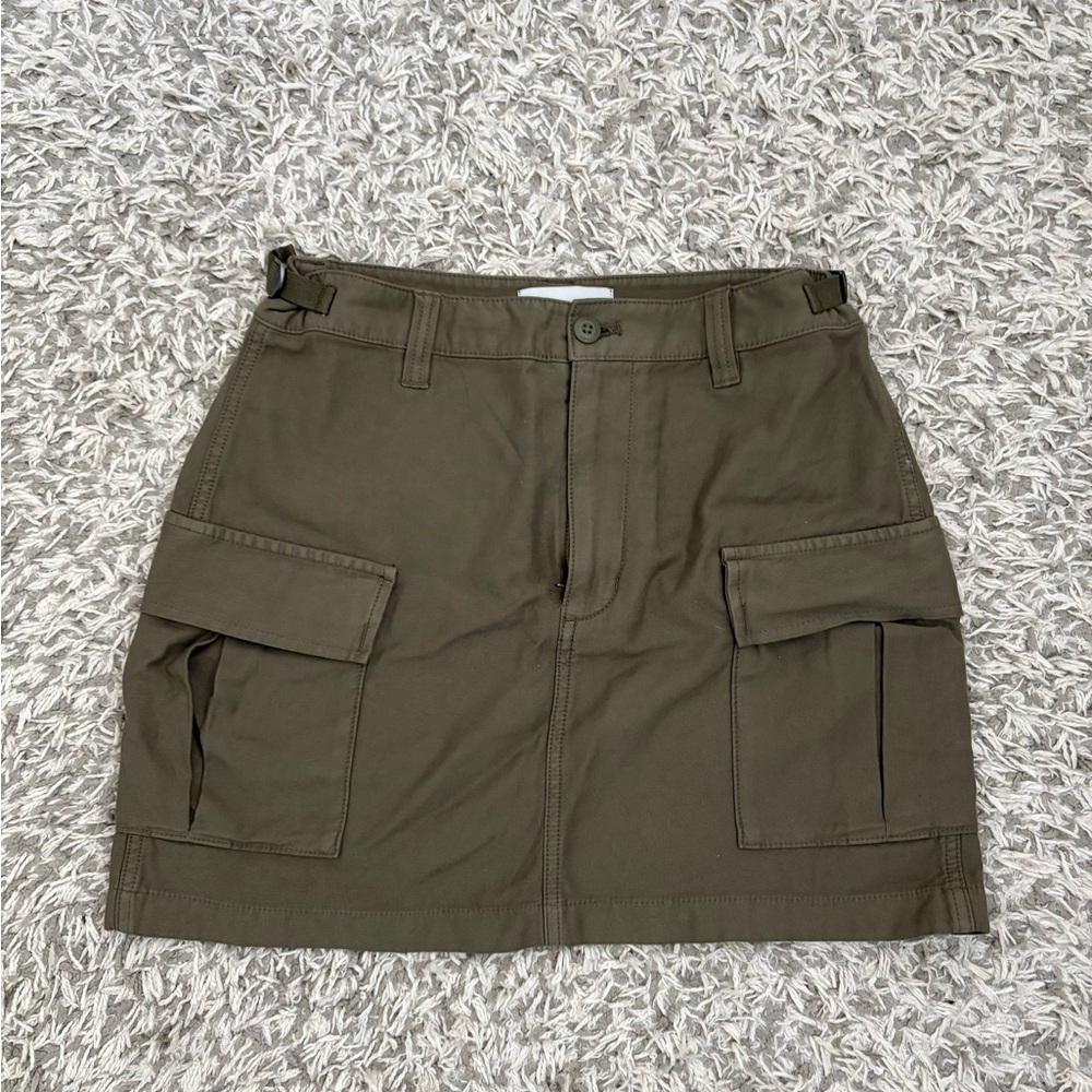 Aritzia TNA Olive Cargo Pocket Mini Skirt, size 8